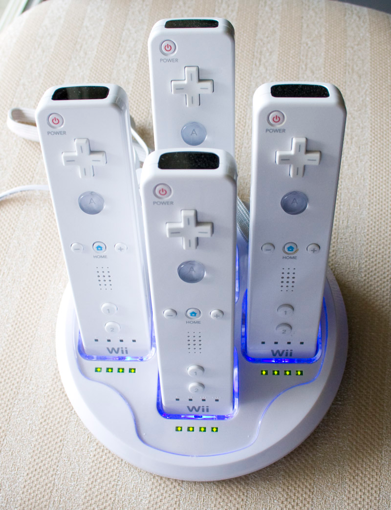 Illustration for article titled Lightning Review: Penguin United Quad Charge Station Juices Four Wiimotes at Once